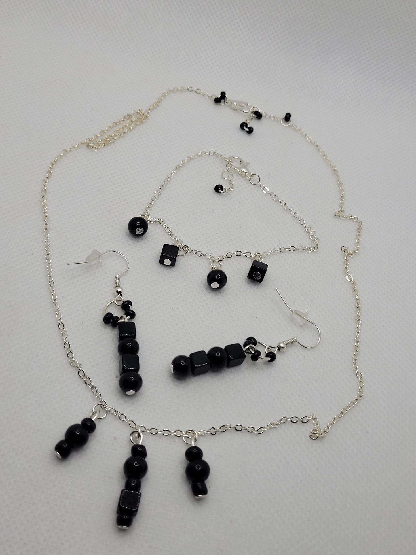 Parurent collier, boucles d'oreille et bracelet chaîne + perles noir