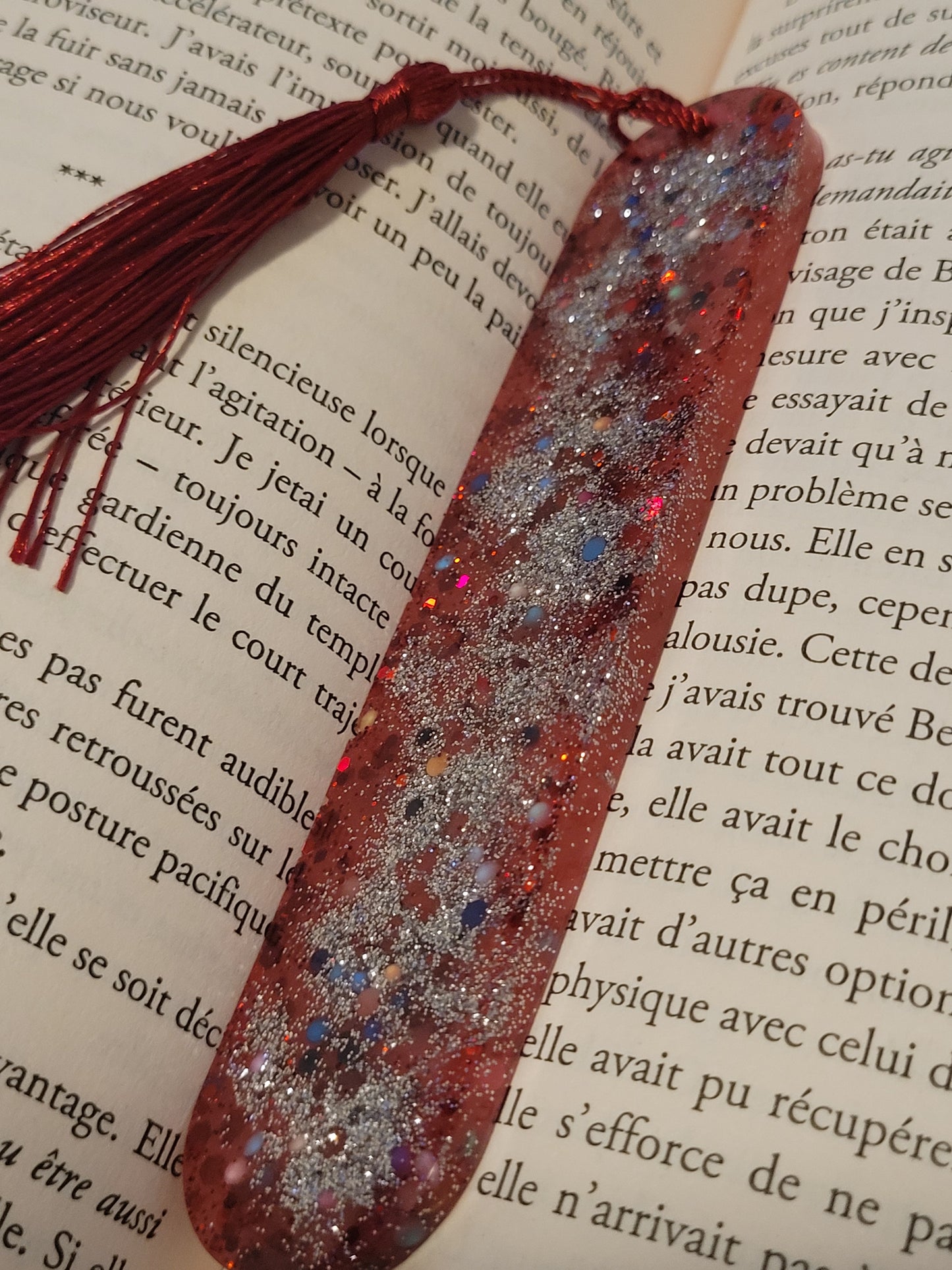 Marque page "Diamant 5D" rose/rouge avec sont pompon rouge