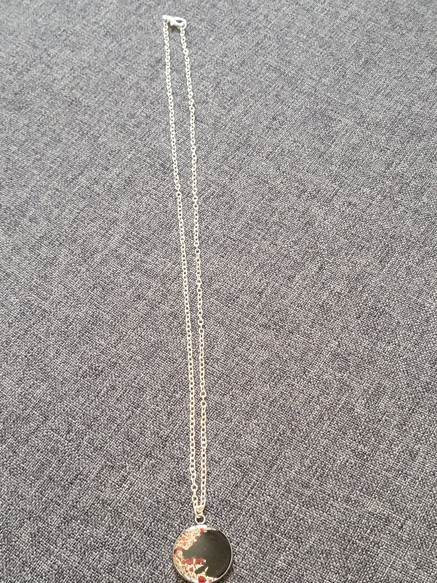 Collier en chaine avec sont pendentif en Résine Uv N°4