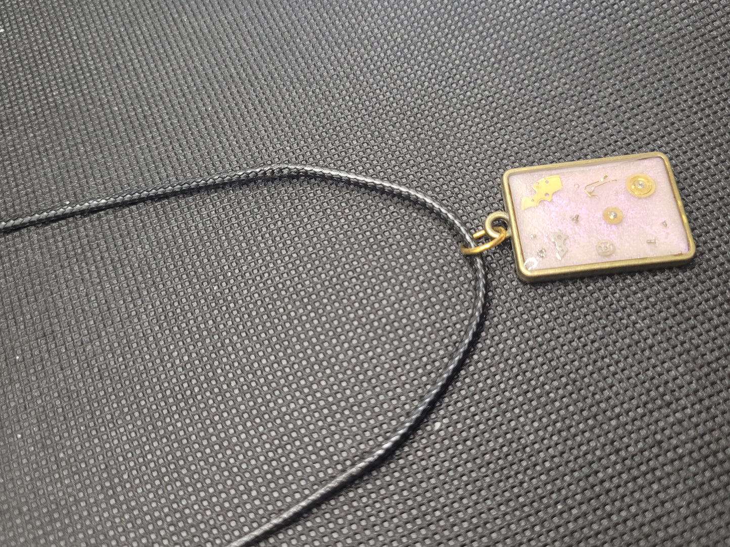 Collier en corde noir avec son pendentif en Résine Uv N°6