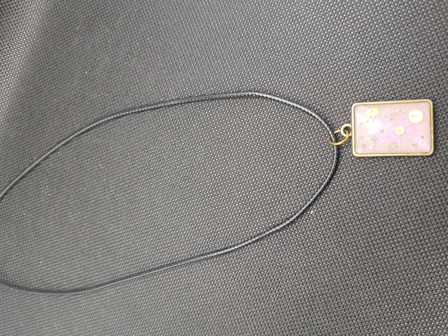 Collier en corde noir avec son pendentif en Résine Uv N°6