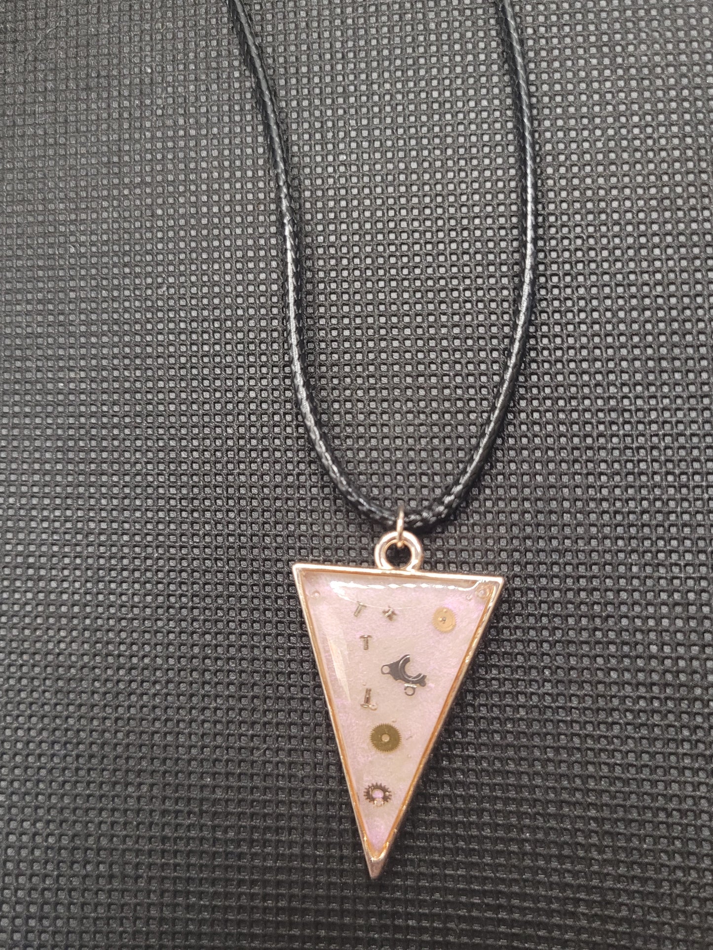 Collier en corde noir avec son pendentif en Résine Uv N°8