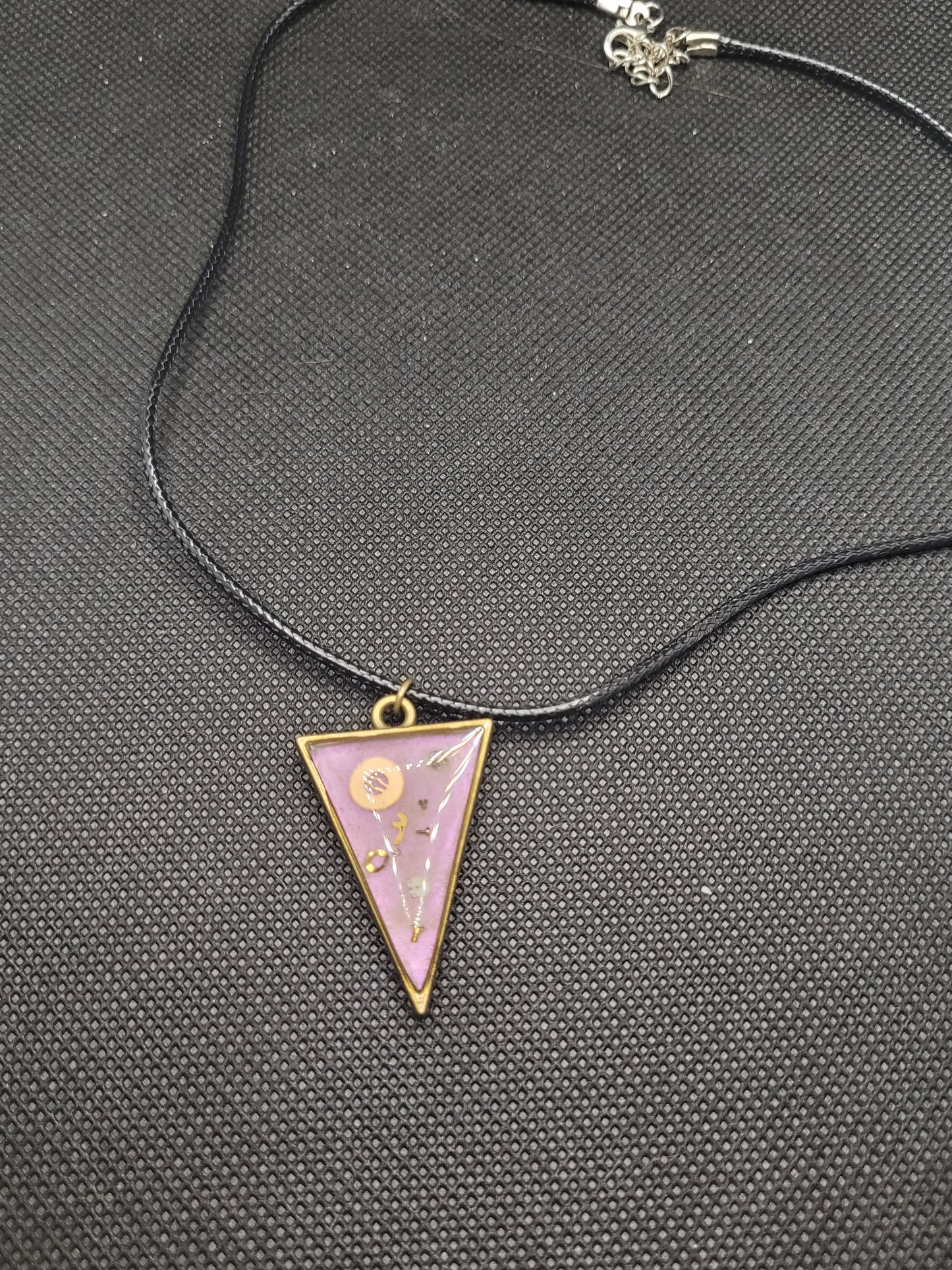 Collier en corde noir avec son pendentif en Résine Uv N°9