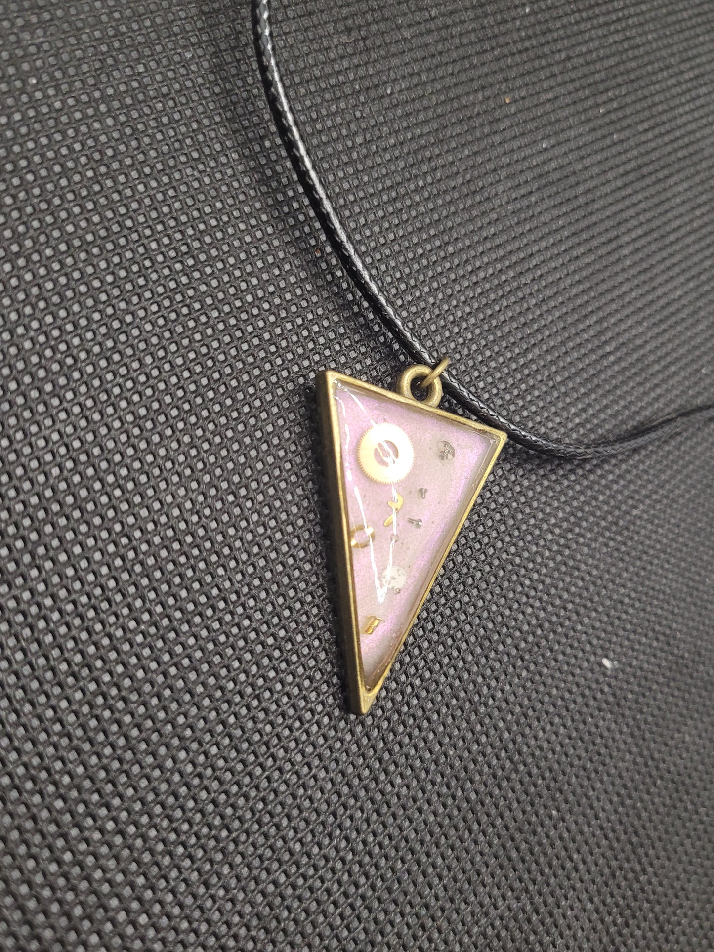 Collier en corde noir avec son pendentif en Résine Uv N°9