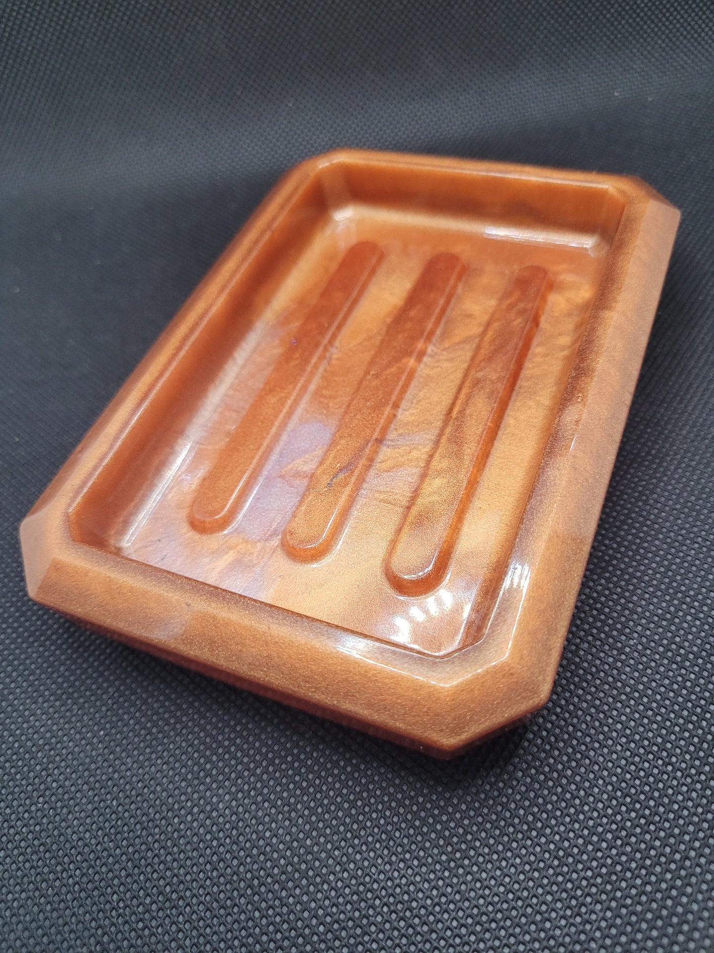 Porte savon marron avec des reflet blanc en résine époxy N°1