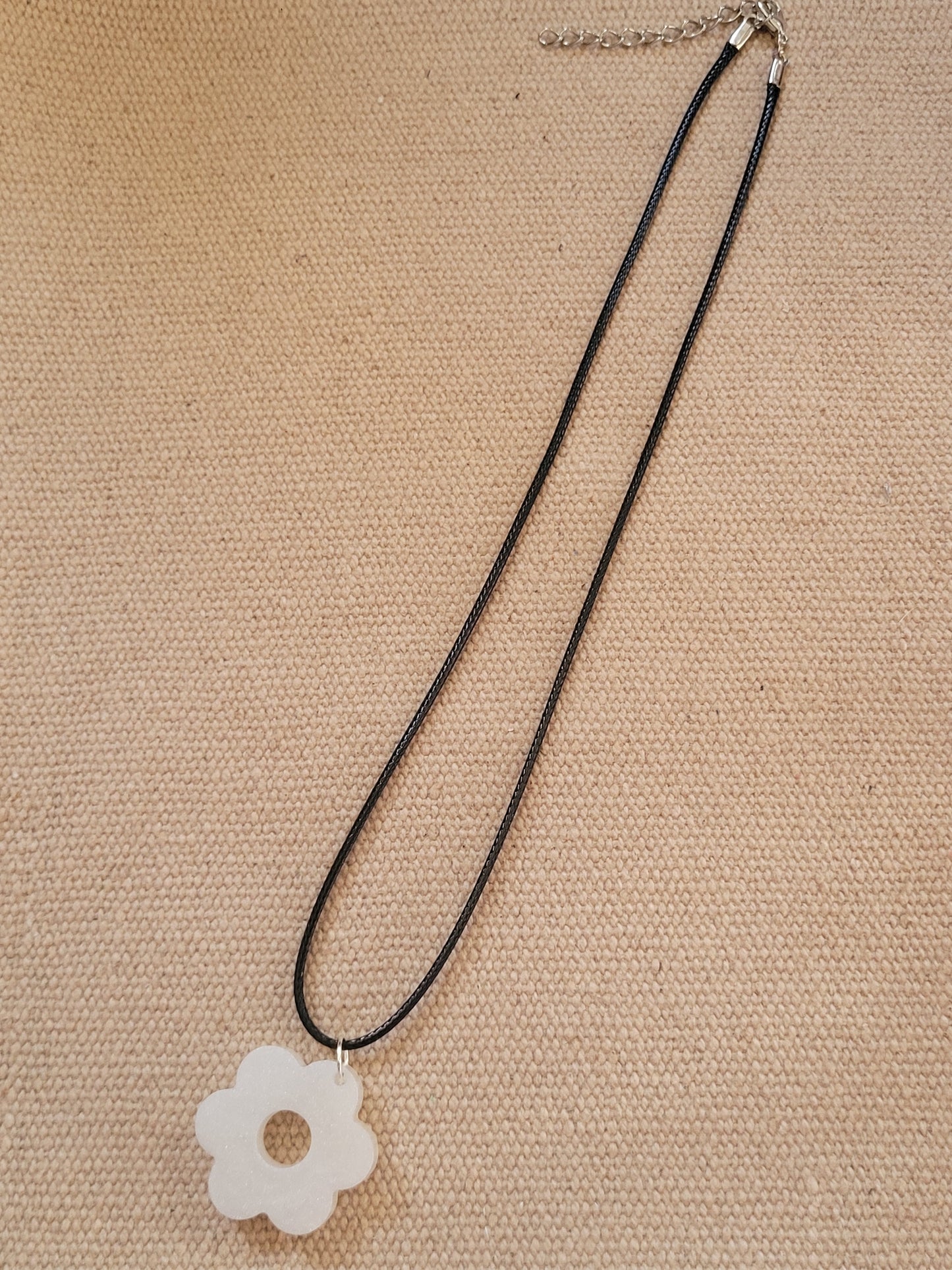 Collier en corde noir Petite Marguerite N°2